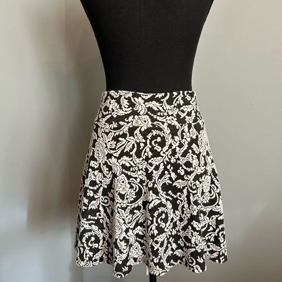 KIRRA Black & White Mini Skater Skirt, size M - Picture 2 of 3